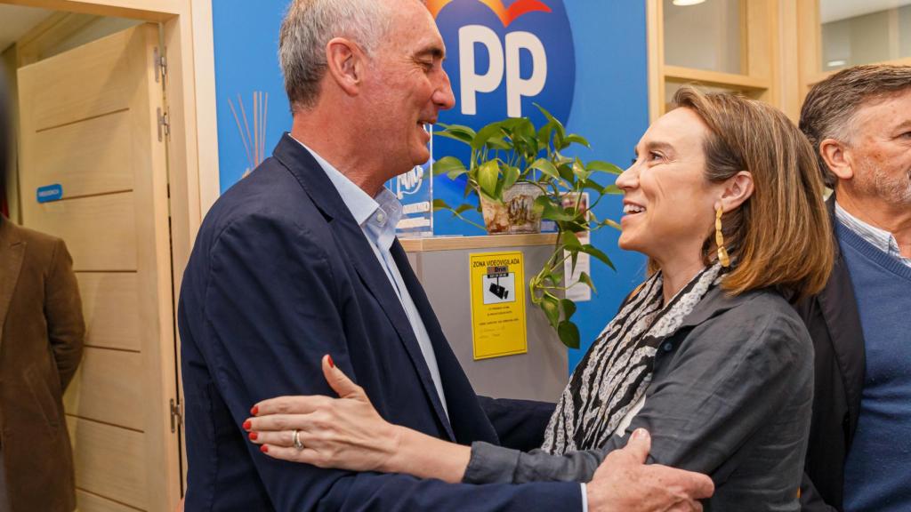 La secretaria general del PP, Cuca Gamarra, junto al candidato a la Alcaldía de Segovia, José Mazarías