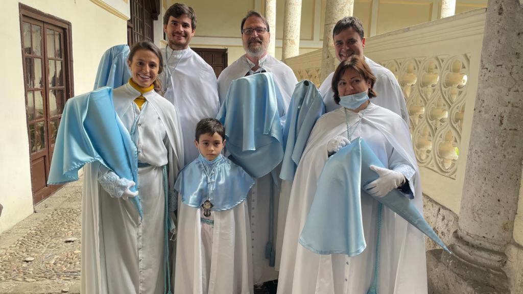 Lorena, Javier, Francesco, Emilio, Álvaro y Elena, con el hábito penitencial de la Cofradía de Nuestro Padre Jesús Atado a la Columna.