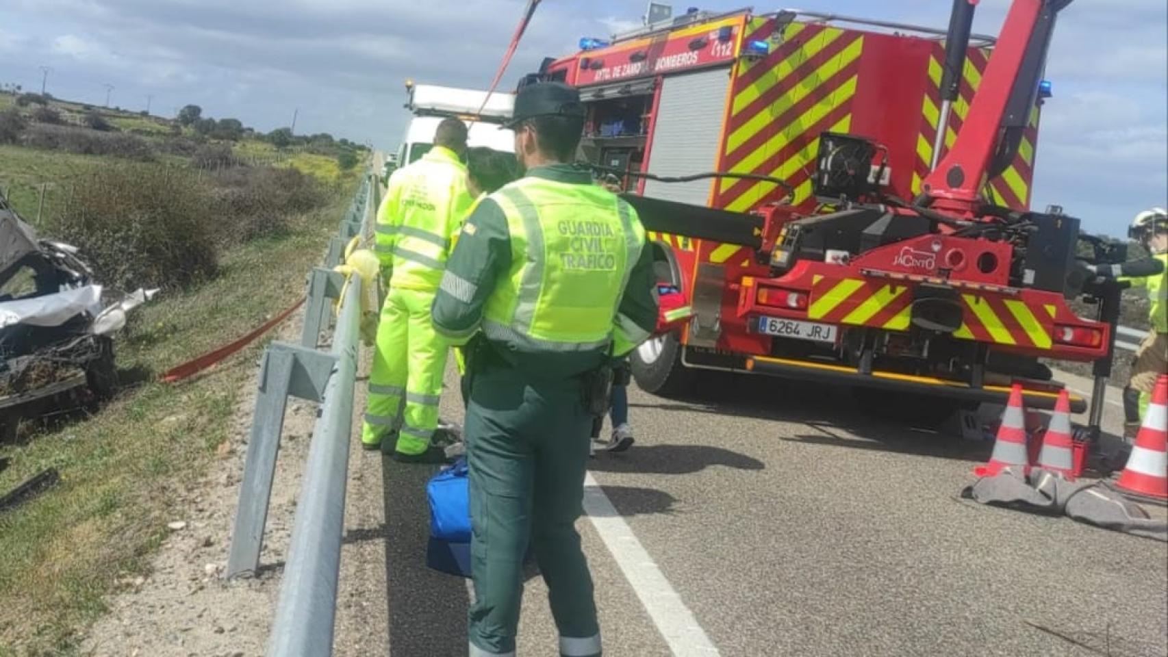 Bomberos y Guardia Civil trabajando en el lugar de los hechos