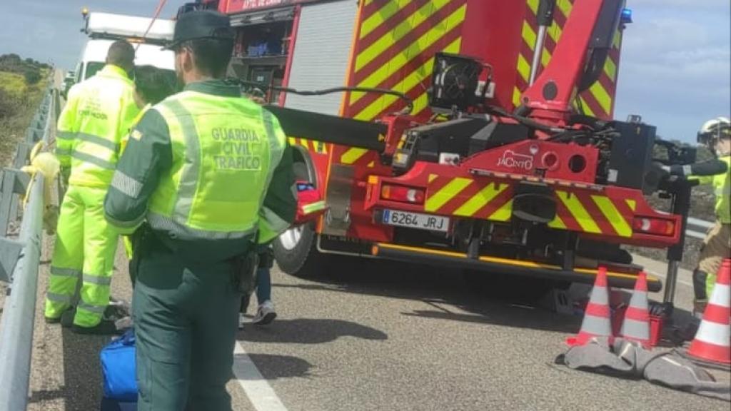 Bomberos y Guardia Civil trabajando en el lugar de los hechos