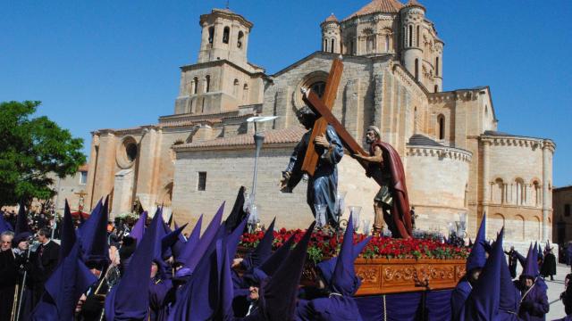 Un paso de la Semana Santa de Toro, a su paso por La Colegiata