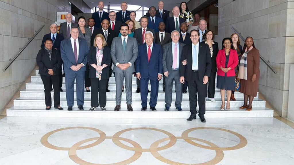 Foto de familia de los asistentes en la sede del COE.