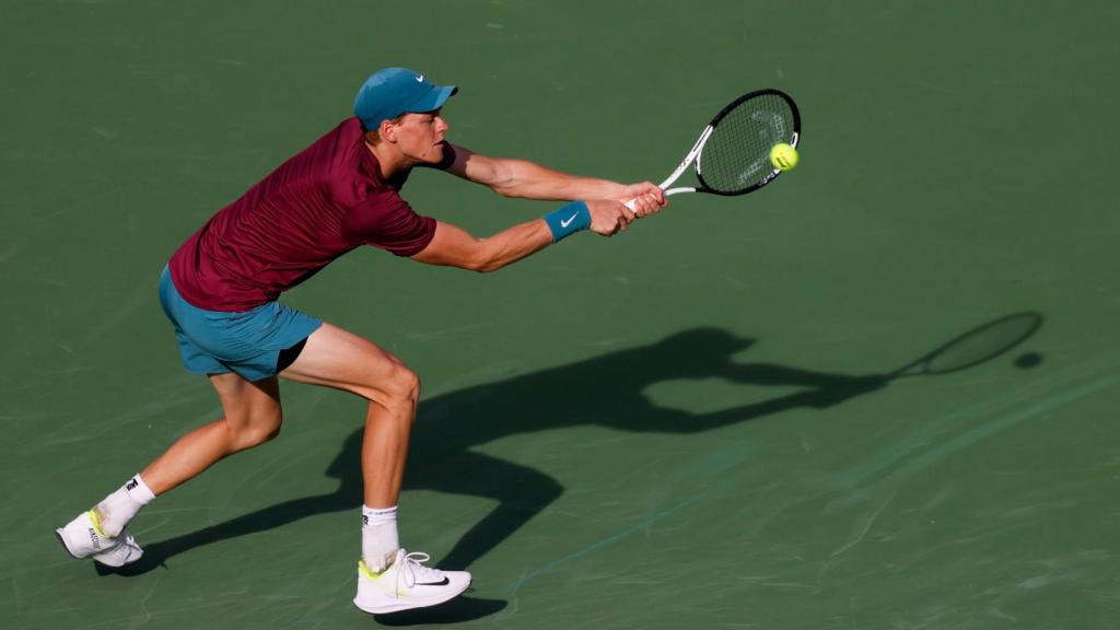 Jannik Sinner golpea un revés a dos manos en el Master 1000 de Indian Wells