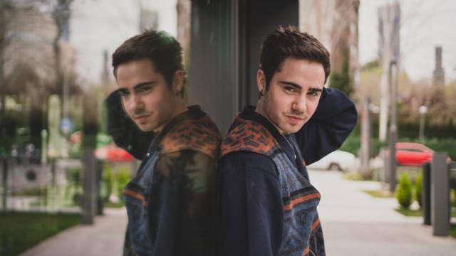 El actor Ander Puig, protagonista de 'Élite', posa en la entrada de la redacción de EL ESPAÑOL.