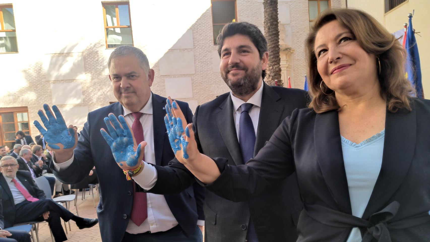 Lucas Jiménez, presidente del Sindicato Central de Regantes del Acueducto Tajo-Segura; Fernando López Miras, presidente de la Región de Murcia, y Carmen Crespo, consejera de Agricultura de Andalucía, este jueves, en el Palacio de San Esteban, conmemorando el 44 aniversario del Trasvase Tajo-Segura.