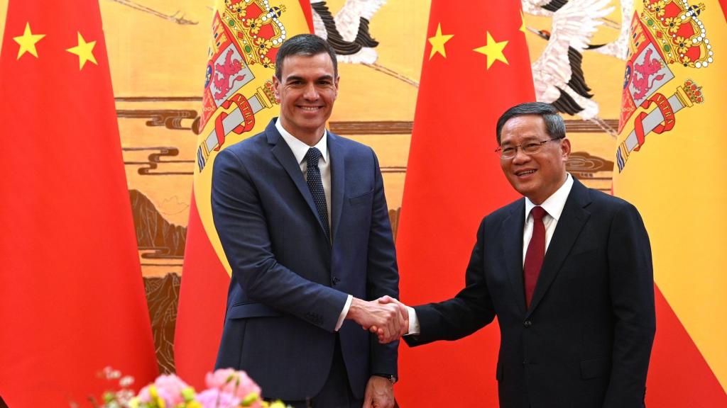 El presidente del Gobierno español, Pedro Sánchez, y el primer ministro chino, Li Qiang, en Pekín
