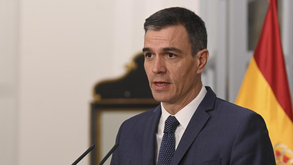 El presidente, Pedro Sánchez, durante su rueda de prensa en la Embajada española en Pekín.