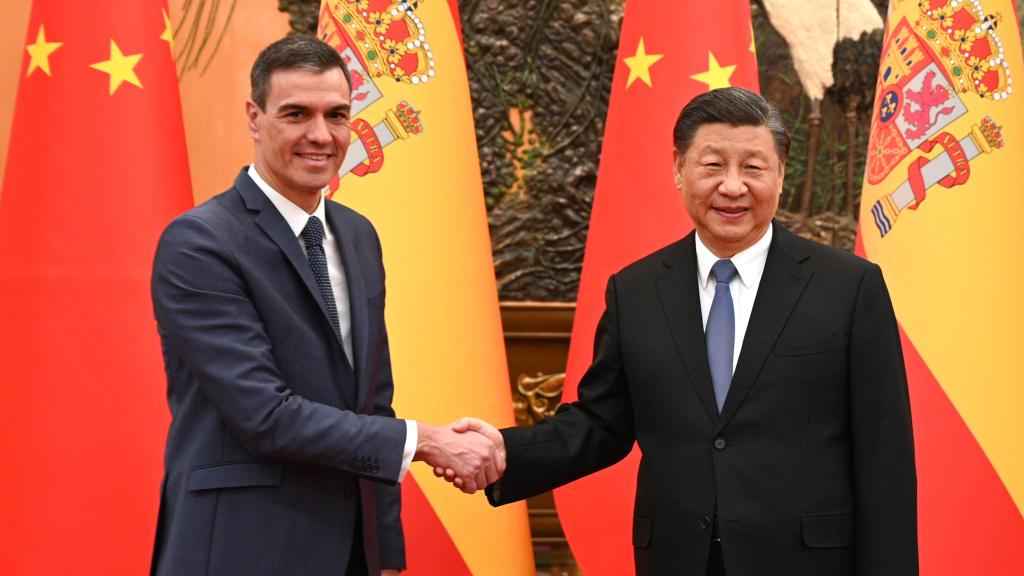 Pedro Sánchez y Xi Jinping, en el Gran Salón del Pueblo de Pekín, antes de su reunión bilateral.