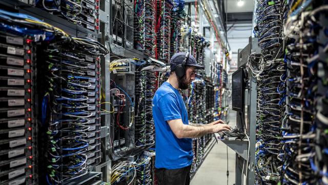 Un trabajador en un data center de la multinacional francesa.