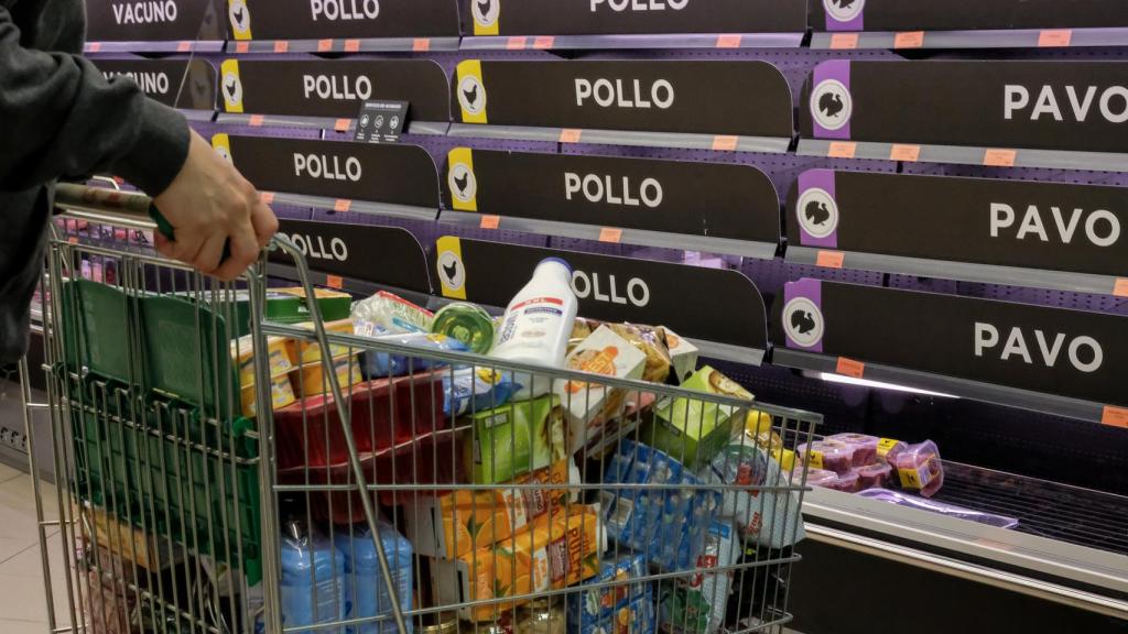 Un cliente realiza la compra en un supermercado