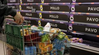 Un cliente realiza la compra en un supermercado