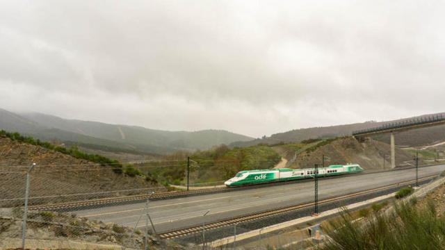 Tren de Adif en la Línea de Alta Velocidad (LAV) Madrid-Galicia.