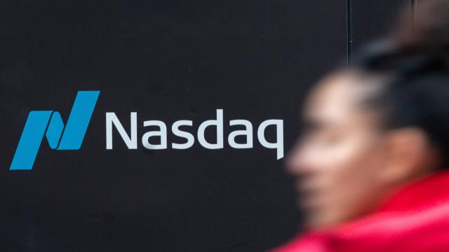 Logo del Nasdaq en Times Square, Nueva York.