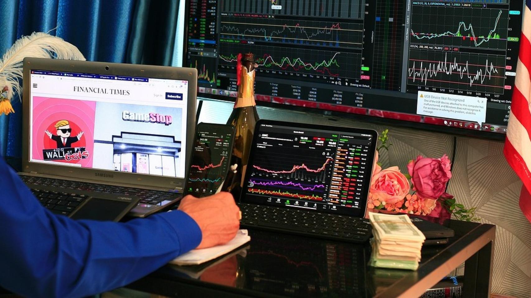 En la pantalla del ordenador de un inversor se ve el logo del foro WallStreetBets y de Game Stop.