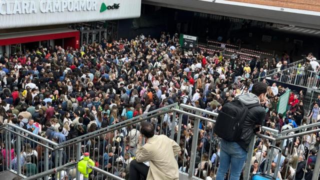 Caos y aglomeraciones en Chamartín al suspenderse la alta velocidad el primer día de la operación salida