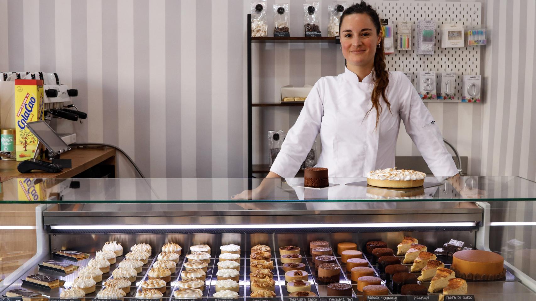 Fran Bravo en su mostrador de tartaletas de Fika Pâtisserie.