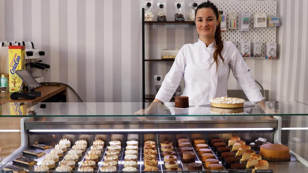 Fran Bravo en su mostrador de tartaletas de Fika Pâtisserie.