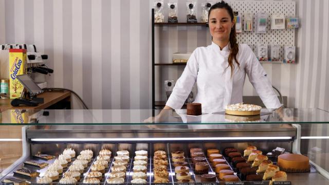 Fran Bravo en su mostrador de tartaletas de Fika Pâtisserie.