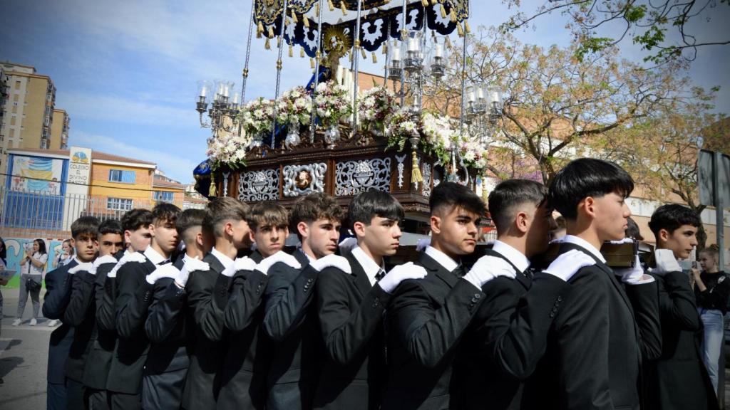 La procesión ha salido a las 11.00 horas de este Viernes de Dolores desde calle Gaucín.