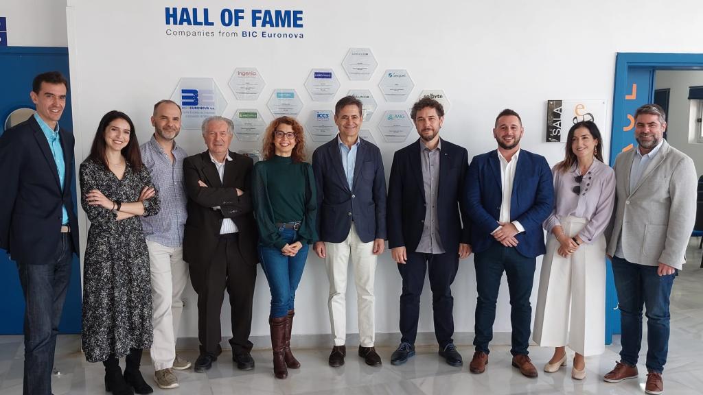 Directivos de Animum y Solbyte, entre otros, en el muro de la fama de BIC Euronova.