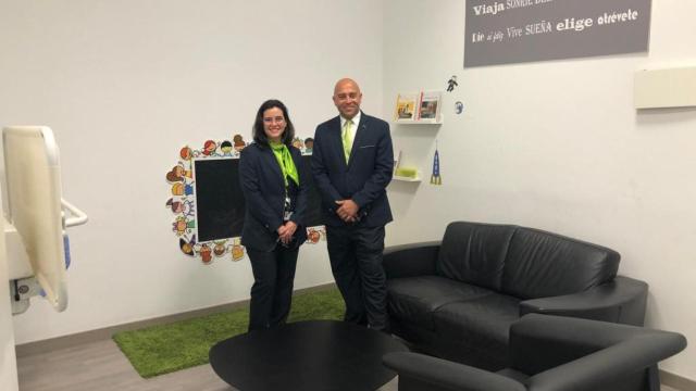 Dos profesionales de Aena en una de las salas habilitadas para personas con discapacidad en el aeropuerto de Málaga.