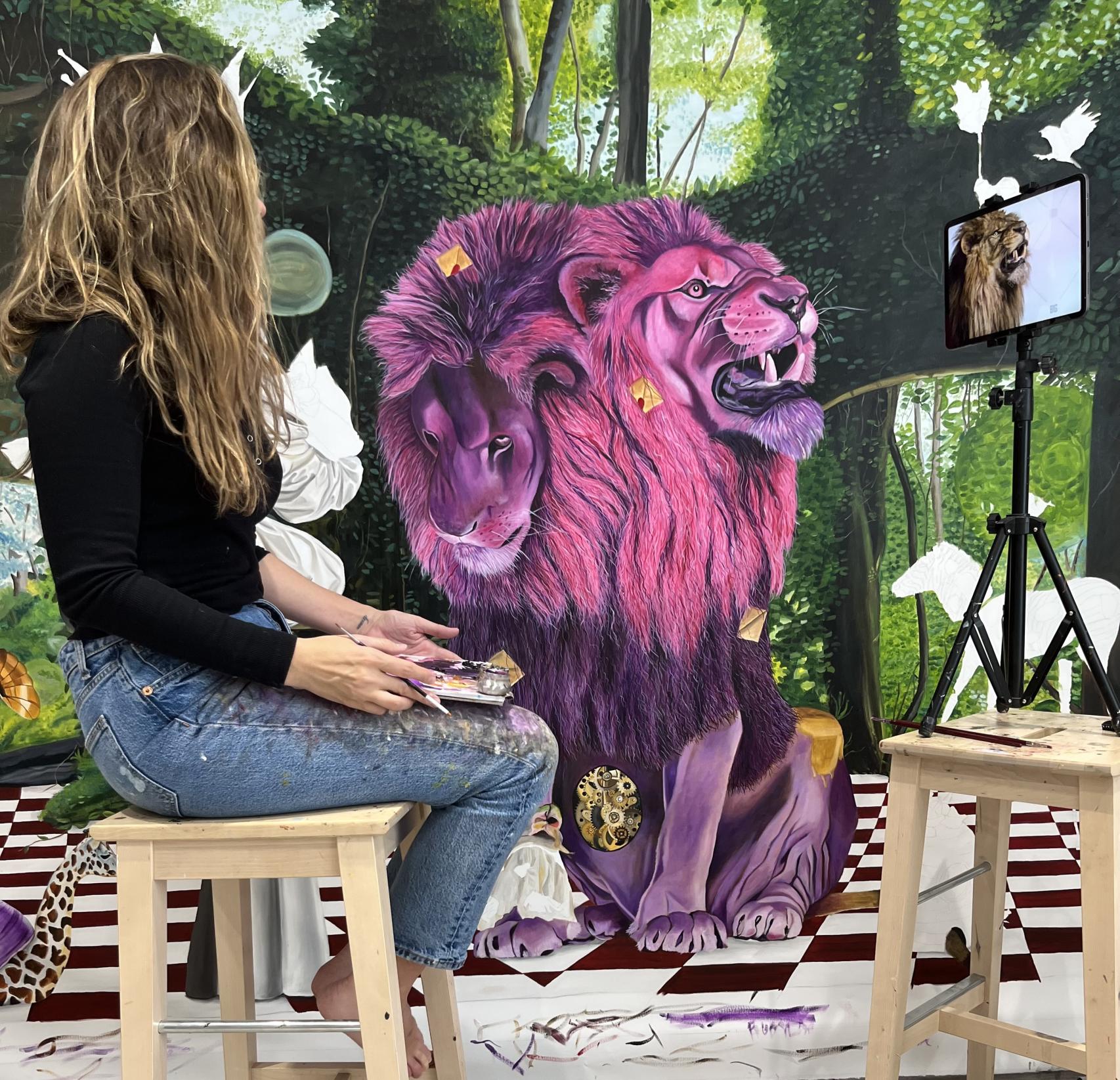 La artista mexicana Roberta Lobeira en su estudio.