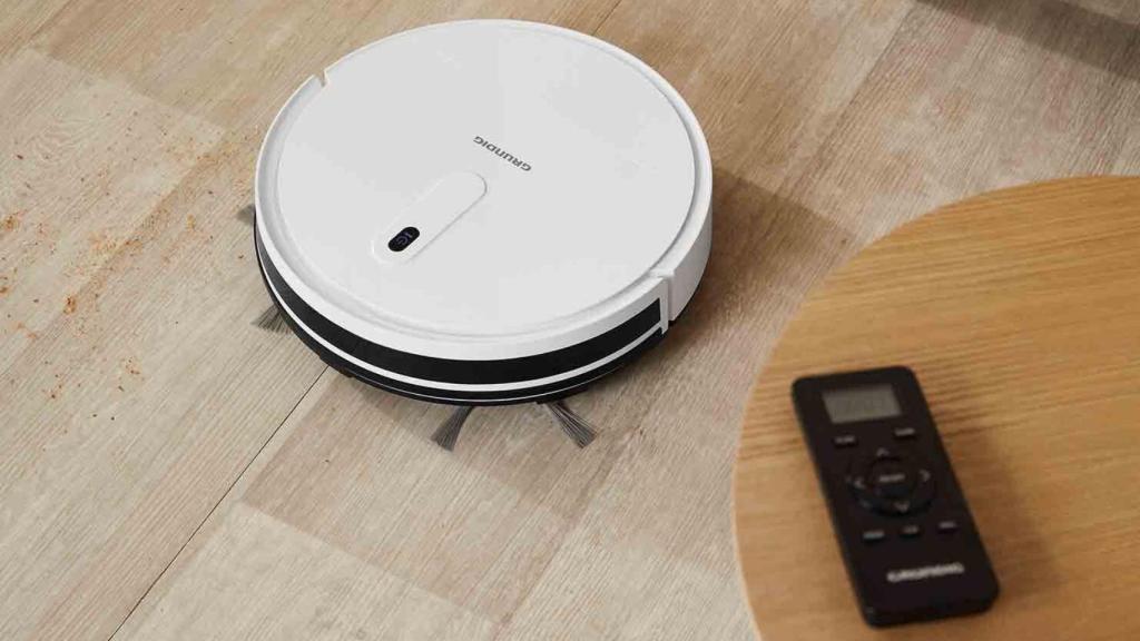 El nuevo robot aspirador de Lidl y su mando a distancia.