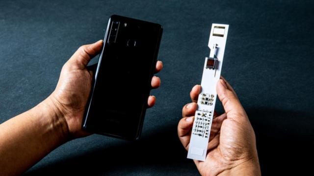 Un teléfono móvil y las tiras reactivas GlucoScreen