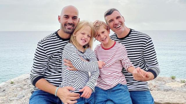 Christian, Atlas, Anxo y Juan, familia española que recurrió a la gestación subrogada.