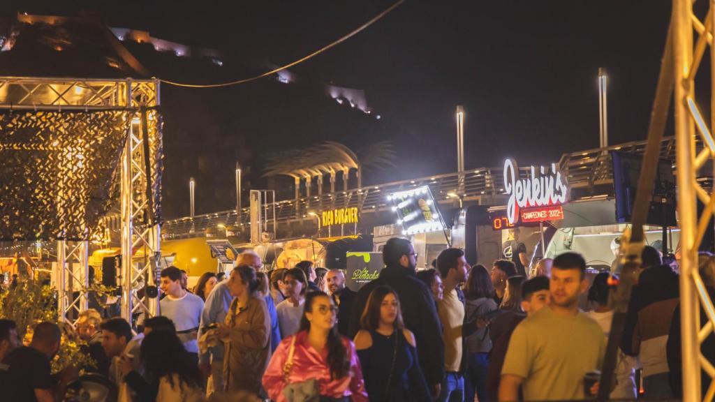 Las gastronetas de los 18 locales que participan se han instalado en muelle de Levante del Puerto.