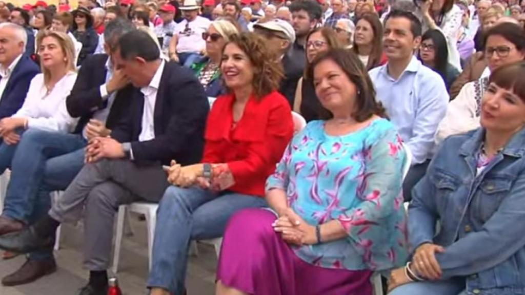 La portavoz del Gobierno central, este sábado, sentada entre el público antes de subirse a ofrecer su mitin.