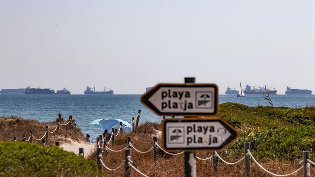 Entrada a una playa valenciana con varios cruceros de fondo, en imagen de archivo.