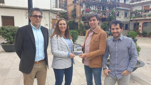 La delegada del Gobierno, Virginia Barcones, visita Candeleda (Ávila)