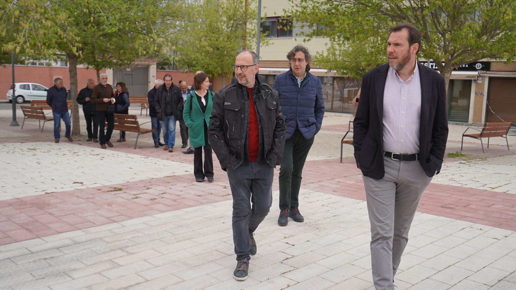 El alcalde Óscar Puente durante la visita a la nueva plaza