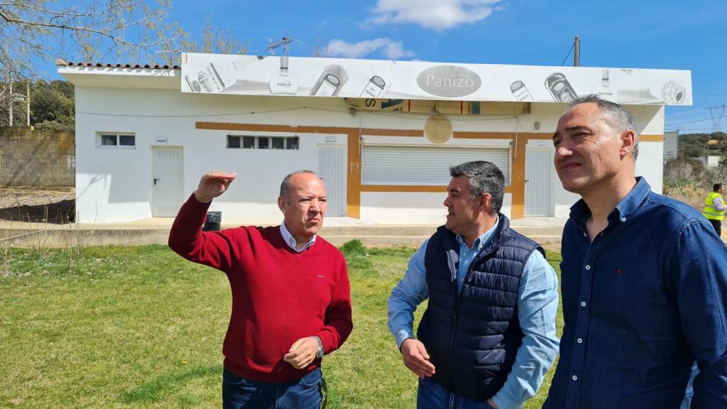 El vicepresidente primero de la Diputación de Zamora y diputado de Carreteras, José María Barrios Tejero, acompañado por el alcalde de Camarzana de Tera, Jaime Panizo, y por el diputado por la circunscripción de Benavente, Emilio Fernández Martínez.