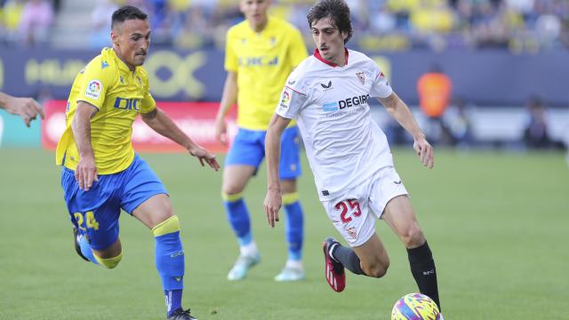 Brian Gil se lleva el balón en el partido ante el Cádiz.