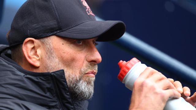 Jürgen Klopp bebe agua en el Etihad Stadium en un City - Liverpool