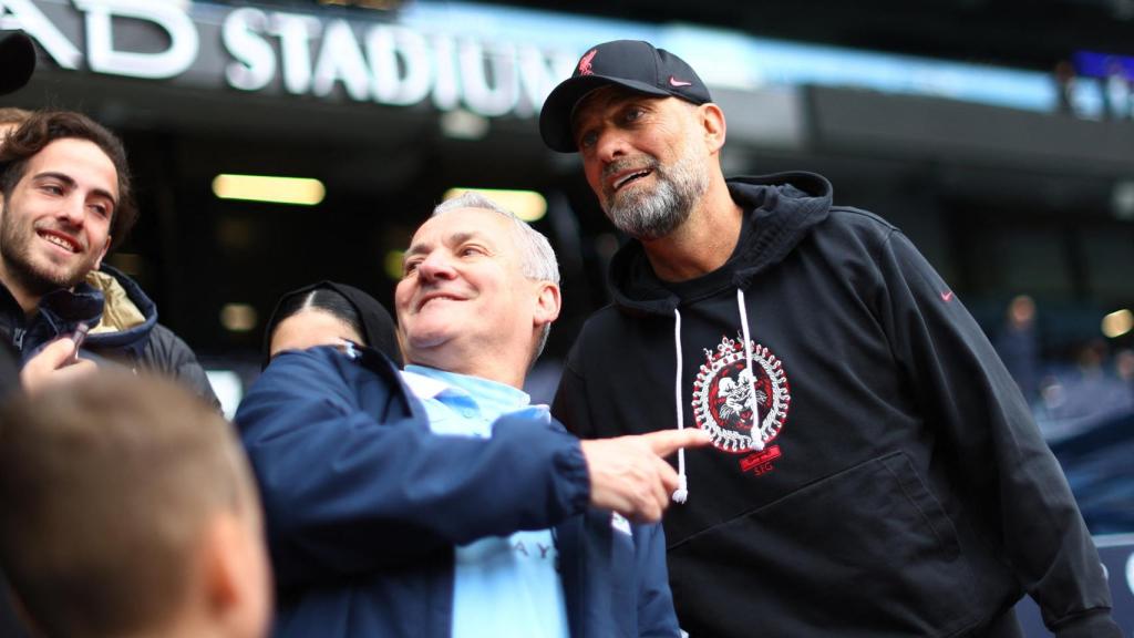 Jürgen Klopp se hace una foto con un aficionado en el Etihad Stadium