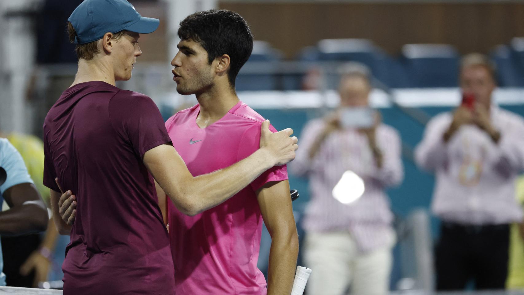 Jannik Sinner y Carlos Alcaraz, tras enfrentarse en el Masters 1.000 de Miami