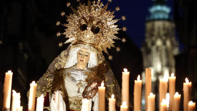 Una virgen en una procesión.