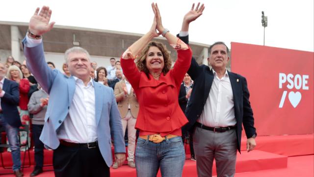 El secretario general del PSOE en Murcia y candidato a las autonómicas, José Vélez, la portavoz del Gobierno central, María Jesús Montero, y el cabeza de lista al Ayuntamiento, José Antonio Serrano, este sábado, en el Auditorio del Parque Fofó de la capital del Segura.