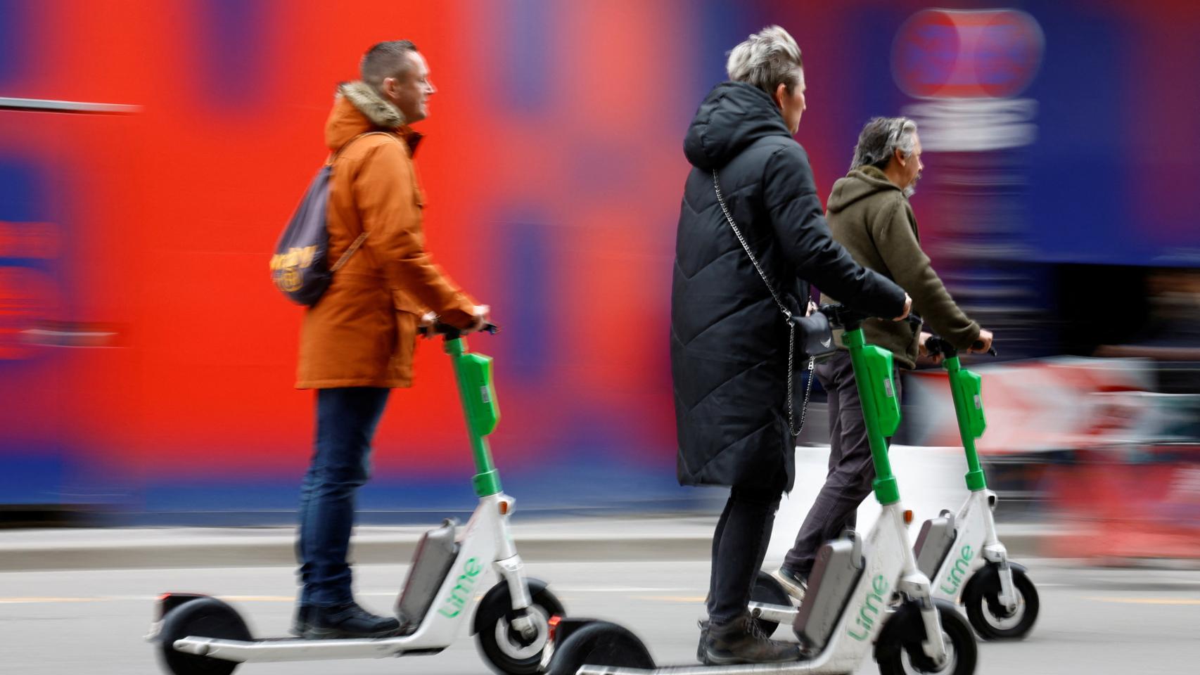 La gente alquilando patinetes eléctricos en París.
