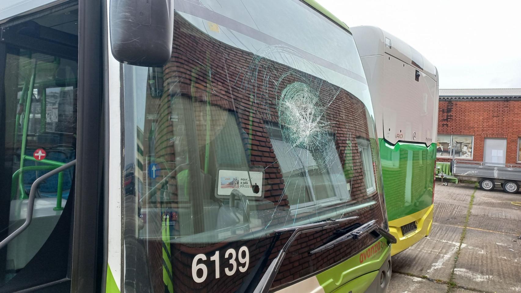 Un autobús con la luna rota en Vigo.
