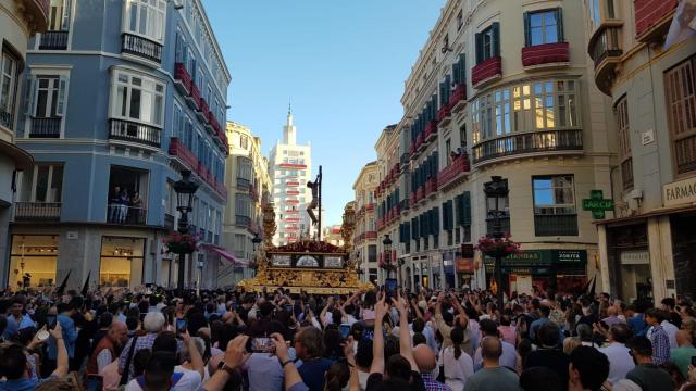 El Cristo de la Clemencia, a su paso por calle Larios.