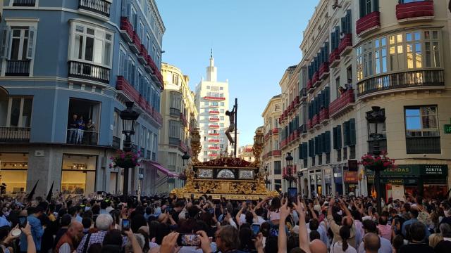 El Cristo de la Clemencia, a su paso por calle Larios.