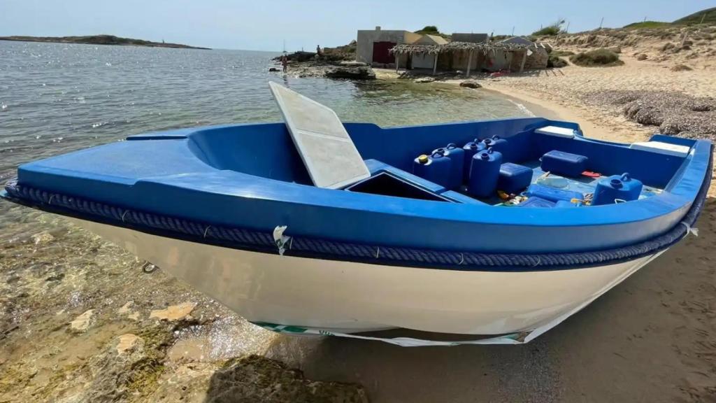 Una patera argelina varada en una playa de Mallorca.
