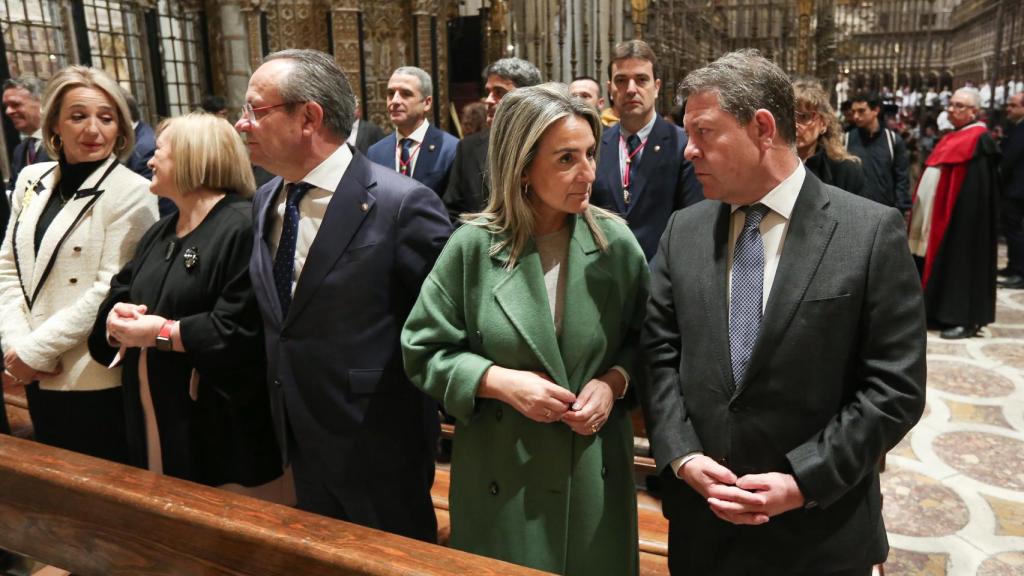 Emiliano García-Page con Milagros Tolón y otras personas en la misa del Domingo de Ramos. Foto: Óscar Huertas