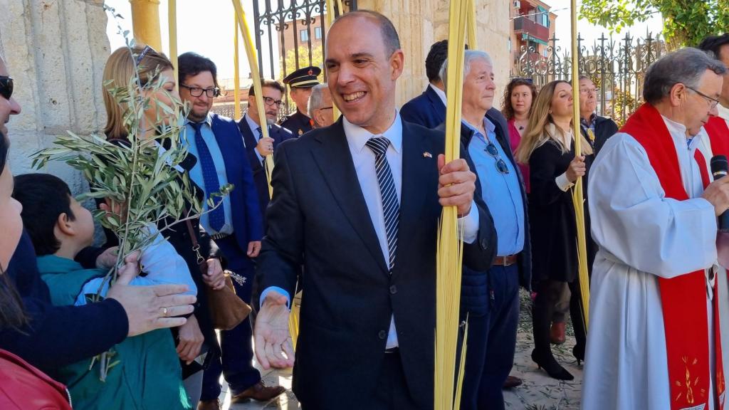 El presidente de las Cortes de Castilla-La Mancha, Pablo Bellido, celebra el Domingo de Ramos en Azuqueca
