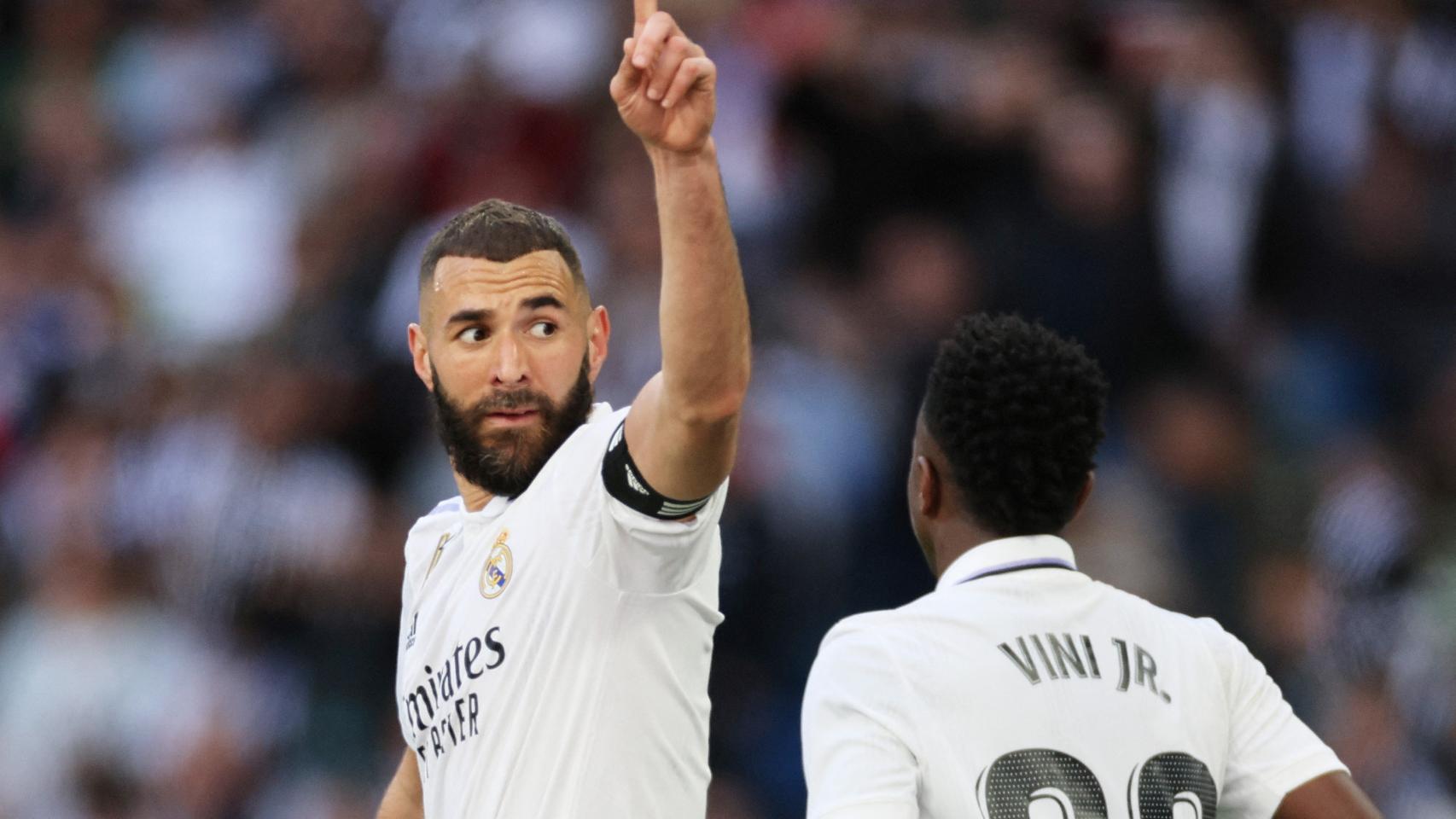 Benzema celebra uno de sus goles frente al Real Valladolid.