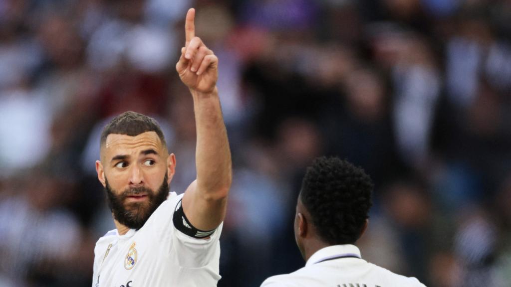 Benzema celebra uno de sus goles frente al Real Valladolid.
